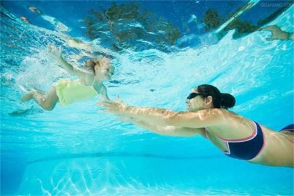 快乐小贝婴童游泳馆加盟