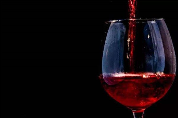 自由福燕红酒加盟