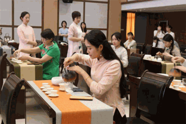 草木人职业培训学校加盟